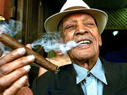 Compay Segundo fumando un puro habano.