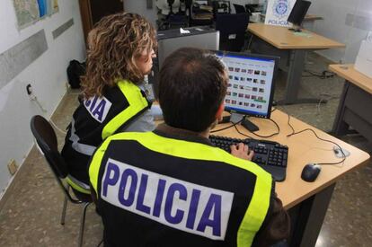 Policías nacionales revisan vídeos de contenido sexual, en una imagen de archivo.