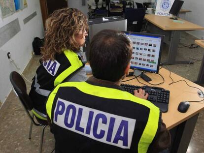 Policías nacionales revisan vídeos de contenido sexual, en una imagen de archivo.