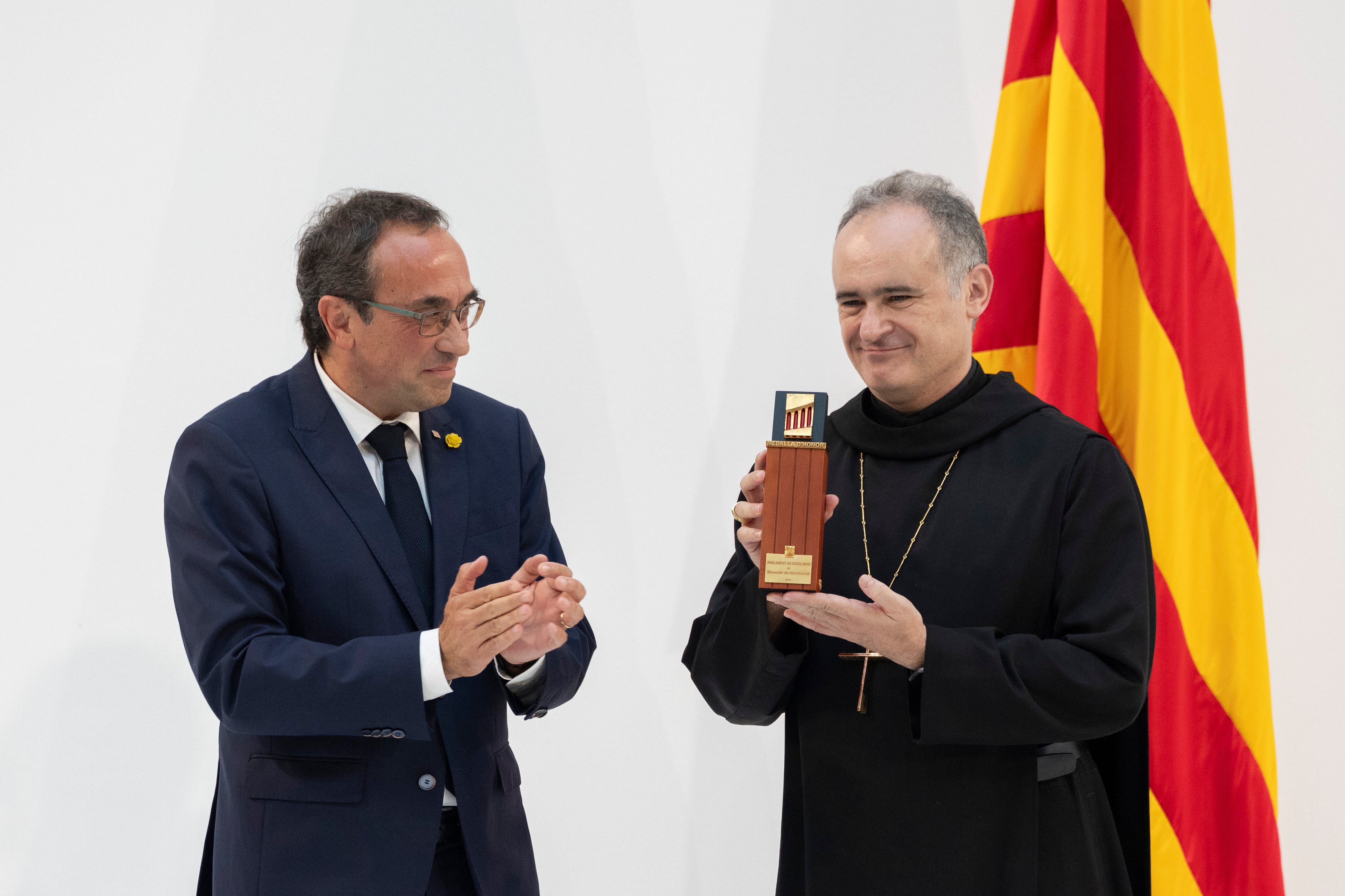 El Abad de Montserrat recoge la medalla de oro del Parlament sin mencionar a las víctimas de pederastia: “A lo largo de mil años también se cometen errores”