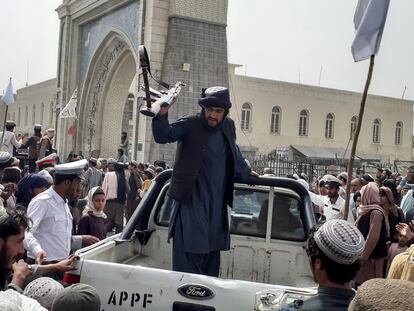 Una patrulla de talibanes, este domingo en la ciudad de Kandahar.