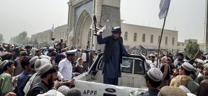 Una patrulla de talibanes, este domingo en la ciudad de Kandahar.