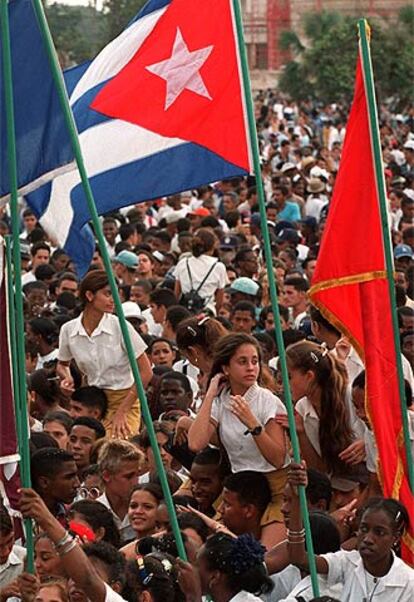 Jóvenes cubanos, durante un concierto en La Habana en homenaje a la Revolución.