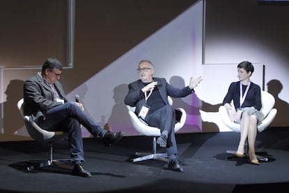 Guillermo Altares, Ramón López de Mantaras, director del Artificial Intelligence Research Institute (IIIA-CSIC) y Lorena Jaume-Palasí, directora ejecutiva de AlgorithmWatch.