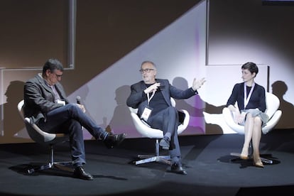 Guillermo Altares,  Ram&oacute;n L&oacute;pez de Mantaras, director del Artificial Intelligence Research Institute (IIIA-CSIC) y Lorena Jaume-Palas&iacute;, directora ejecutiva de AlgorithmWatch.