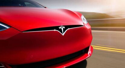 Tesla Model S de color rojo