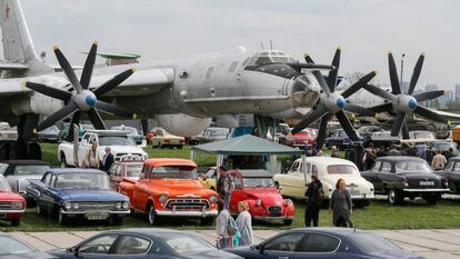 Feria del motor "OldCarLand" en Kiev, Ucrania, 27 de abril de 2018.  EFE/ Sergey Dolzhenko