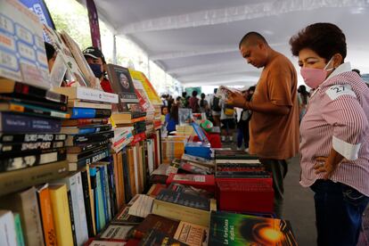 Personas asisten a la inauguración de Guadalajara Capital Mundial del Libro, en el centro de Guadalajara, este sábado.