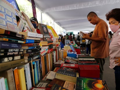 Personas asisten a la inauguración de Guadalajara Capital Mundial del Libro, en el centro de Guadalajara, este sábado.