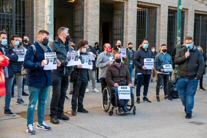 Representantes de las empresas del ocio nocturno en Aragón se han concentrado este martes ante la sede del Gobierno en Zaragoza, para oponerse a las restricciones establecidas para el día de Nochevieja, y anunciar que acudirán a la justicia.