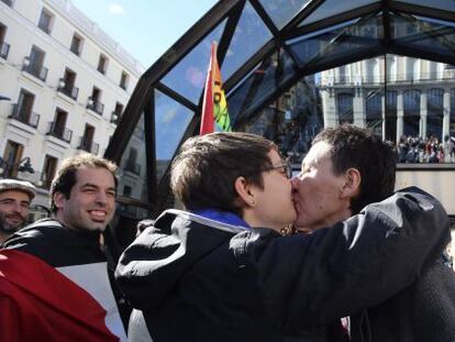 Decenas de personas se han concentrado este domingo en la Puerta del Sol de Madrid para besarse y reclamar así "respeto y tolerancia" para los homosexuales.
