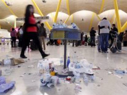 Basura acumulada en el suelo y las papeleras de la T4 con motivo de una huelga de la contrata de la limpieza. EFE/Archivo