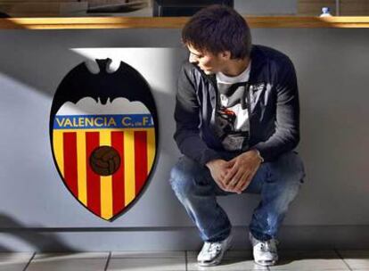 Silva, junto a un escudo del Valencia en las instalaciones del club.