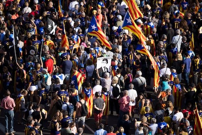 Un hombre porta un retrato de Carles Puigdemont en la manifestación de la Diada, este lunes.