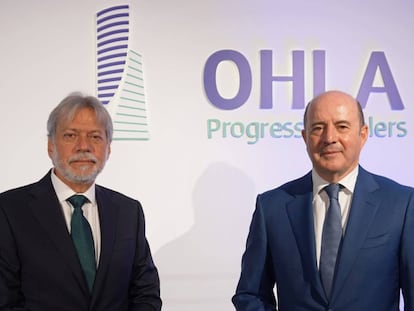 Luis Amodio (izquierda) y José Antonio Fernández Gallar, con el nuevo logo e identidad de la compañía OHLA.