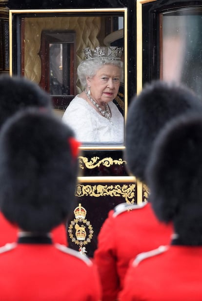 La reina Isabel II, en el Palacio de Westminster antes de la ceremonia de apertura del Parlamento, en Londres.