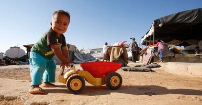 Niño palestino jugando cerca de Hebrón (Cisjordania).