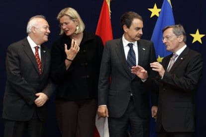El presidente de turno de la UE, el asutriaco Wolfgang Schüssel, habla con su homólogo español, Jose Luis Rodriguez Zapatero mientras, detrás, conversan los ministros de Exteriores de ambos países, Ursula Plassnik y Miguel Ángel Moratinos.