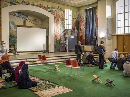 Iglesia del barrio de Wedding (Berlín), transformada los viernes en una mezquita para la oración de fieles musulmanes.