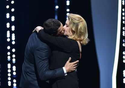 A atriz francesa Catherine Deneuve beija Laurent Lafitte no palco durante a cerimônia de abertura do 69° Festival de Cannes.