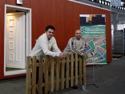 José Luis Santín (a la izquierda) y Pablo Gil, junto a un prototipo de las nuevas viviendas.