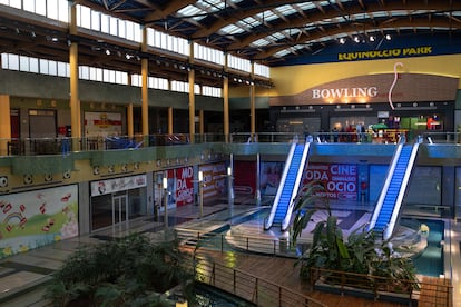 La Bolera del centro comercial Equinoccio en Valladolid es el único negocio que no ha bajado la persiana.