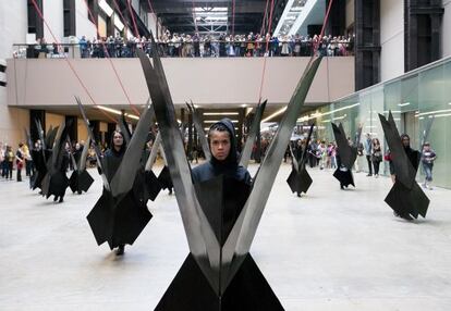 La &#039;performance&#039; &#039;No black in the Union Jack&#039; en la sala de Turbinas de la Tate.