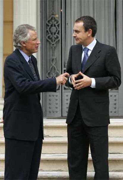 Villepin y Rodríguez Zapatero, durante la cumbre de Barcelona.