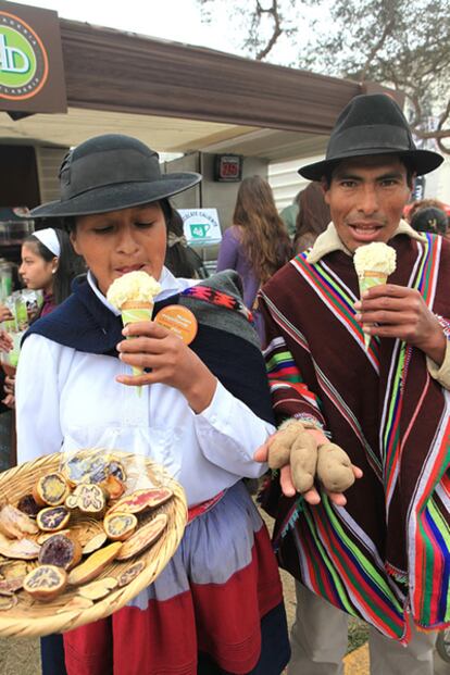 Dos productores de patatas (papas) prueban helados de este tubérculo en la feria Mistura.