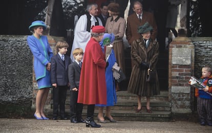 Enrique de Inglaterra junto a la reina Isabel II, su hermano Guillermo y su madre, la princesa Diana, el 25 de diciembre de 1991 en Sandrigham. 