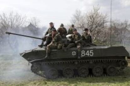 Soldados en un veh&iacute;culo de combate de infanter&iacute;a toman posiciones en las afueras de la ciudad de Kramatorsk (regi&oacute;n de Donetsk), Ucrania.