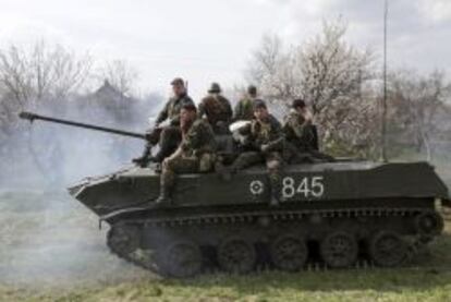 Soldados en un vehículo de combate de infantería toman posiciones en las afueras de la ciudad de Kramatorsk (región de Donetsk), Ucrania.