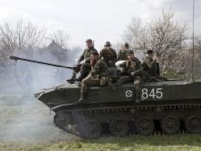 Soldados en un veh&iacute;culo de combate de infanter&iacute;a toman posiciones en las afueras de la ciudad de Kramatorsk (regi&oacute;n de Donetsk), Ucrania.