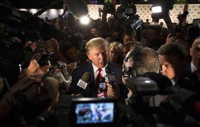 El magnate Donald Trump se dirige a los medios, tras el debate.