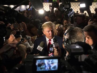 El magnate Donald Trump se dirige a los medios, tras el debate.