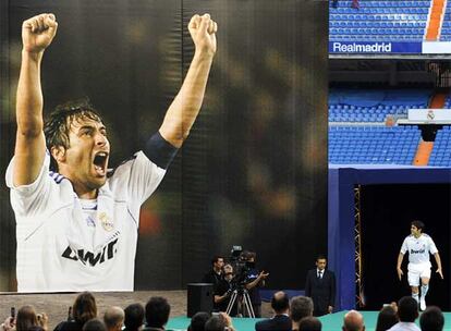 Kaká salta al campo en el mismo momento en el que el club rinde homenaje a los mejores jugadores que han pasado por el Madrid. Raúl levanta los brazos en la imagen y Kaká observa a su nuevo capitán.