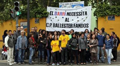 Encierros, manifestaciones y concentraciones como la de la foto en el barrio de la Malva-rosa, en Valencia, se sucedieron este jueves en torno a los colegios públicos que reclaman la continuidad de las unidades escolares que Educación prevé suprimir el año que viene, en especial las que afectan a aulas de tres años y líneas en valenciano.