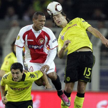 Luis Fabiano pugna con Hummels por un balón aéreo y Sahin trata de desequilibrarlo.