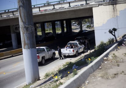 Una patrulla sube a una decena de personas que habitan el canal en un operativo