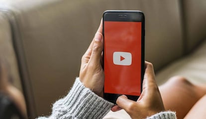 YouTube en un teléfono móvil