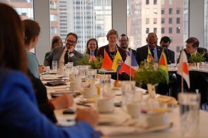 Carlos Ruiz Massieu (izq.), representante de la ONU en Colombia y el canciller Luis Gilberto Murillo (der.) durante el encuentro con los miembros permanentes del Consejo de Seguridad de Naciones Unidas, este martes en Nueva York.