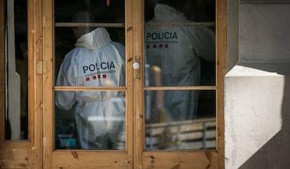 La policía científica toma muestras en el bar donde fue asesinada una menor.