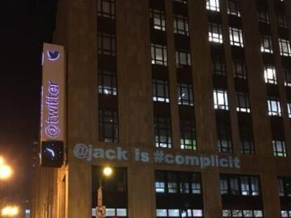 Sede de Twitter en San Francisco, con el mensaje proyectado en la fachada.