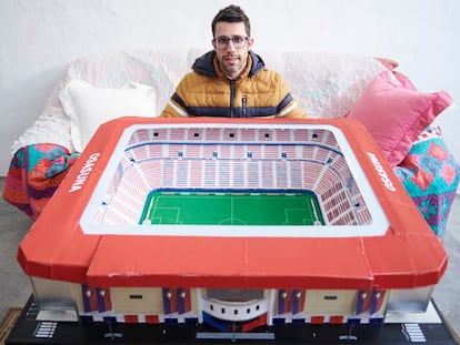 Mikel Fernández, aficionado del CA Osasuna, posa con la maqueta de El Sadar que ha construido a mano.