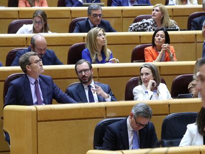 El presidente del Gobierno, Pedro Sánchez (en primer término, a la derecha), este martes en el Senado ante el líder de la oposición, Alberto Núñez Feijóo (izquierda).