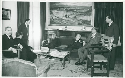 Gregorio Marañón, Muñoz Rojas, José María de Cossío, Dámaso Alonso, Luis Rosales, entre otros, en una imagen tomada el 5 mayo de 1964.