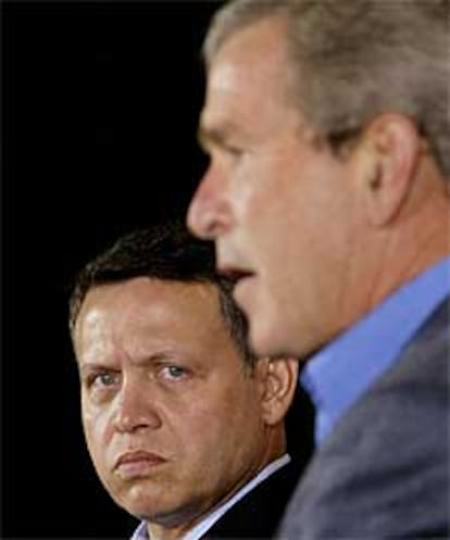 El rey Abdalá de Jordania mira a George Bush, ayer, en Camp David.