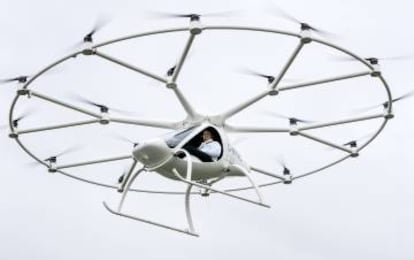 El primer pasajero en subirse a un coche volador, el Volocopter, que tiene un funcionamiento similar al de un dron grande.