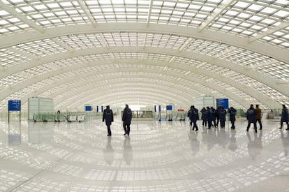 "Esta nueva terminal del aeropuerto de Pekín es el edificio aeroportuario más grande y avanzado del mundo, y celebra la emoción y la poesía del vuelo", dijo Norman Foster.