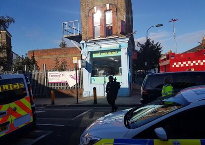 La Brigada de Transportes ha contado que ha cerrado la estación de Parsons Green. En la imagen, un agente de policía en los alrededores de la estación de Parsons Green en Londres.